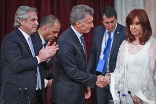 El frío saludo de Cristina Kirchner a Maurcio Macri, en 2019, durante la ceremonia de cambio de mando en 2019