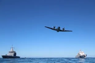 Buques de la Armada y de la Prefectura, con el apoyo de una aeronave militar patrullan en forma conjunta en el Atlántico Sur para prevenir la pesca ilegal