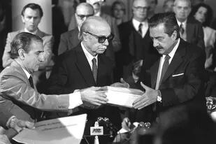 Raúl Alfonsín recibe de Ernesto Sábato el informe de la Conadep en 1984