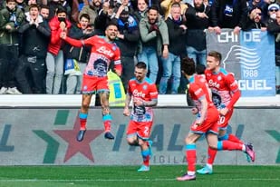 Lorenzo Insigne (izquierda) celebra tras anotar un gol para el Napoli en la victoria 3-1 ante Atalanta en la Serie A, el domingo 3 de abril de 2022. (Alberto Mariani/LaPresse vía AP)