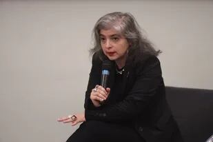 Mariana Enriquez en la apertura del ciclo "Diálogo de Escritoras y Escritores" en la Feria del Libro