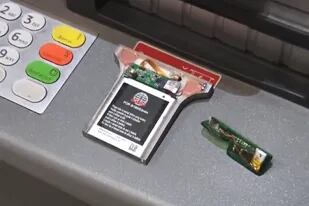 Un dispositivo de clonado de tarjetas instalado en un cajero automático de Recoleta