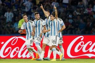 Luka Romero y compañía celebran el segundo gol del 3-0 de la Argentina a Guatemala en el Mundial Sub 20; el público estuvo más enfervorizado y empieza a identificarse con el equipo.