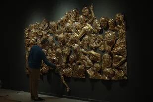 Gabriel Baggio en el museo Moderno durante el montaje del friso Matar y morir, compuesto por figuras de cerÃ¡mica esmaltada con lustre de oro
