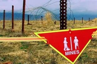Un cartel advierte del riesgo de minas en la base aérea de Bagram (Afganistán), abandonada por EE.UU, ante la llegada de los talibanes, el pasado 22 de marzo. AP