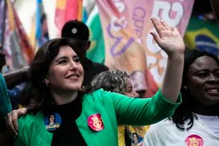 La candidata presidencial del Partido del Movimiento Democrático, Simone Tebet, saluda durante una caminata de campaña en Río de Janeiro, Brasil, el jueves 22 de septiembre de 2022