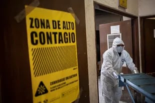 Un empleado usa equipo de protección mientras trabaja en el crematorio Azcapotzalco en la Ciudad de México, el 6 de agosto de 2020, en medio de la pandemia del coronavirus