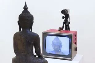 El coreano Nam Jun Paik imaginó un destino alterado para la caja del televisor: la obra “Buda TV”
