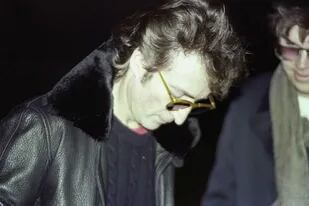 La última foto de Lennon junto a su asesino Mark Chapman.
