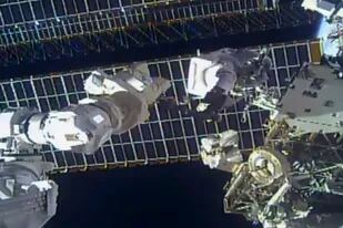 Archivo - Fotografía facilitada por la NASA que muestra al astronauta Tom Marshburn reemplazando una antena descompuesta fuera de la Estación Espacial Internacional el jueves 2 de diciembre de 2021. (NASA vía AP, Archivo)