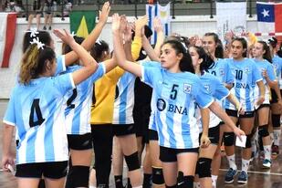 Chiara Singarella integra el seleccionado argentino juvenil de handball, en el que fue campeona del Sudamericano de 2017; por ahora tiene la posibilidad de formar parte también del sub 17 de fútbol.