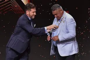 Alejandro Domínguez, presidente de la Conmebol, le coloca la Orden de Honor a Claudio Tapia, presidente de la AFA