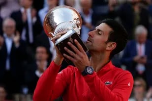 Novak Djokovic besa el trofeo de Roma después de ganar el partido final contra Stefanos Tsitsipas