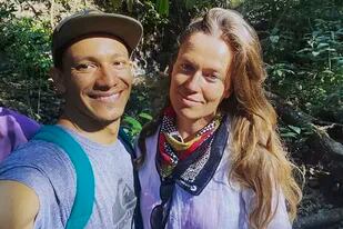 La neocelandesa Bergen Graham y su esposo Oscar Acevedo en Punta Mango, El Salvador, en enero de 2021. La pareja pudo regresar a Nueva Zelanda tras presentar una denuncia judicial (Oscar Acevedo/AP)
