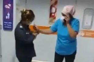 Enfermera esposada por una policía en un centro de salud de Longchamps