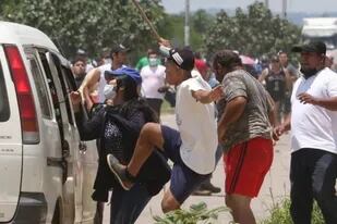 En Santa Cruz, simpatizantes del oficialismo y opositores se enfrentaron con violencia.