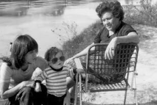 Leo y el principio, con su mamá y su abuela Celia