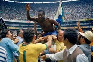 ARCHIVO  - Pelé festeja la conquista del Mundial con Brasil, el 21 de junio de 1970, en el Estadio Azteca de Ciudad de México (AP Foto, archivo)