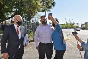 El abogado Fernando Soto, Luis Chocobar y una persona que le pide una selfie