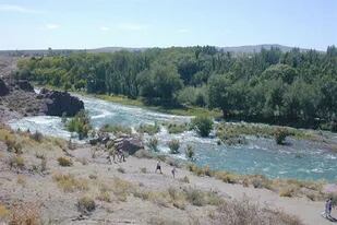 Una mujer se cayó mientras intentaba cruzar el río Atuel, en Mendoza, y murió