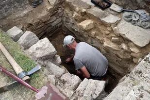 Jason Monaghan fue el arqueólogo encargado de la excavación