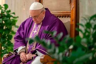 El color morado (en esta imagen usado por el Papa Francisco) representa la penitencia que antecede al Domingo de Pascua