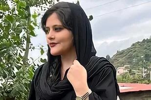 Mahsa Amini, la joven iraní asesinada por la policía de su país por haberse colocado mal el velo