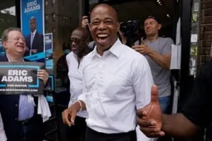 El precandidato demócrata a la alcaldía de Nueva York Eric Adams sonríe en un evento en Brooklyn el 21 de junio de 2021, en la víspera de las elecciones primarias