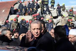 El presidente turco, Recep Tayyip Erdogan, visitó la ciudad de Kahramanmaras, en el sudeste del país, luego del impacto del terremoto. (Adem ALTAN / AFP)