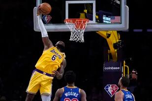 El alero de los Lakers de Los Ángeles, LeBron James (6), dispara durante la segunda mitad de un partido de baloncesto de la NBA contra los Warriors de Golden State en Los Ángeles, el 5 de marzo de 2022; HBO ahora lanzará la docuserie sobre cómo se construyó un equipo a comienzos de los 80 que tuvo una indiscutida influencia para todo lo que vendría después