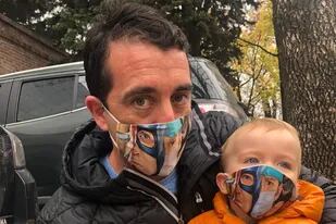Rodrigo Salemi, de 43 años, junto a su hijo, de dos. Él es médico y fue uno de los primeros en ofrecerse como voluntario para probar la vacuna de Pfizer