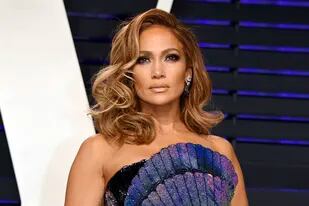ARCHIVO - Jennifer Lopez llega a la fiesta de los Oscar de Vanity Fair el 24 de febrero de 2019 en Beverly Hills, California. La actriz y cantante será homenajeada el domingo con el Premio Generación en la ceremonia de los Premios MTV al Cine y la Televisión por sus logros en la pantalla. (Foto por Evan Agostini/Invision/AP, archivo)