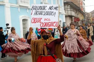 Partidarios del depuesto presidente peruano Pedro Castillo, celebran una manifestación contra la recién juramentada presidenta Dina Boluarte, en la ciudad andina de Puno, Perú, el 8 de diciembre de 2022.