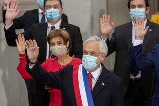El presidente chileno Sebastián Piñera, en el centro, y miembros de su gabinete saludan mientras posan para una foto grupal oficial en el palacio presidencial de La Moneda en Santiago, Chile