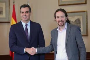 Pedro Sánchez alcanzó un "pre acuerdo" con Podemos para frenar el avance de la extrema derecha