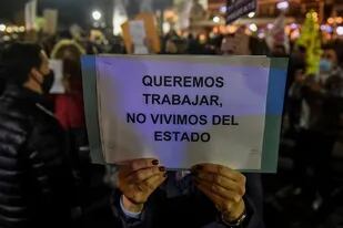 Uno de los carteles de la manifestación de los comerciantes en Rosario contra la restricción nocturna de actividades