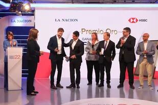 Patricia Bindi y Juan Marotta, del HSBC, entregan el Premio de Oro a Leandro Completa, CEO de Faen, ante la atenta mirada de su colegas