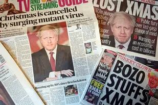 Diferentes periódicos del Reino Unido muestran el anuncio del primer ministro Boris Johnson de nueva medidas restrictivas para frenar una nueva cepa del coronavirus