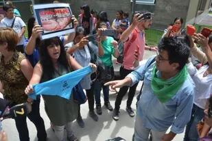 Grupos en contra y a favor del aborto cara a cara en Jujuy