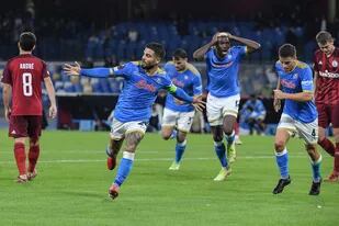 Lorenzo Insigne puso el 1-0 para Napoli y la gran definición causó sorpresa en Victor Osimhen (9), que luego hizo el segundo