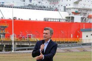 En 2018, el entonces presidente Mauricio Macri despidió al buque regasificador que ahora volverá a Bahía Blanca