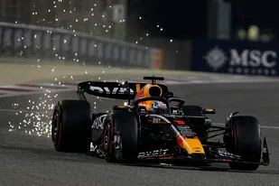 Max Verstappen en acción, a bordo de su Red Bull, durante la clasificación del Gran Premio de Bahrein