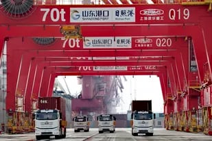 Camiones portacontenedores pasan por un puerto automatizado en el este de China