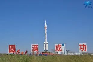China envió este domingo 5 de junio a tres astronautas al espacio para trabajar en la fase final de la construcción de la primera estación espacial nacional, la estación de Tiangong, según ha informado este sábado la Agencia Espacial de China (CMSA).