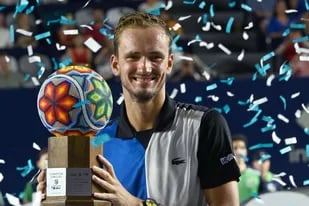 El ruso Daniil Medvedev, número 1 del mundo, con el trofeo de campeón del ATP 250 de Los Cabos, México