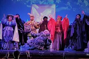 Buen ejemplo de una ópera autogestionada, en Falstaff, última producción de la Asociación Lírica G. Verdi, todo el vestuario está realizado con corbatas