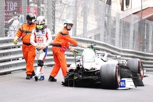 Mick Schumacher de Alemania y Haas F1 se aleja de su automóvil después de estrellarse durante la práctica final antes del Gran Premio de F1 de Mónaco