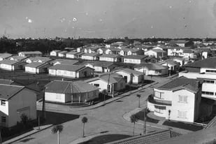 La urbanización contaba con más de 400 chalecitos estilo California destinados a familias trabajadoras