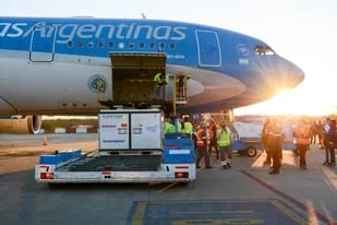 Un avión de Aerolíneas Argentinas llega con vacunas contra el Covid a la Argentina