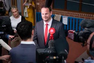 El candidato laborista Simon Lightwood habla con reporteros tras ganar una elección especial en Wakefield, West Yorkshire, el 24 de junio de 2022. (Danny Lawson/PA via AP)
